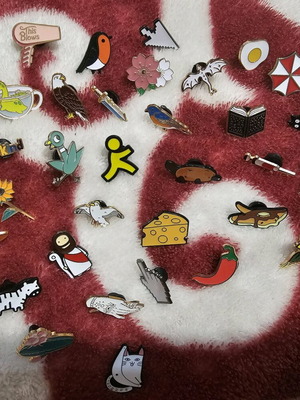 Καρφίτσες καινούργιες, διάφορα σχέδια και πολύχρωμες