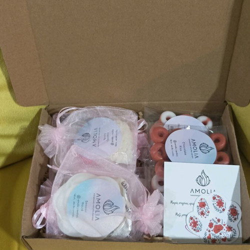 Gift box like new with aromatic closet and wax melts