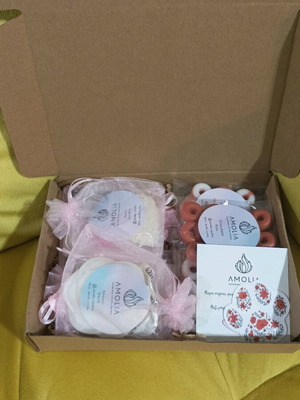 Gift box like new with aromatic closet and wax melts