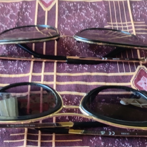 Guess women's sunglasses set used, black and gold, pack of 2