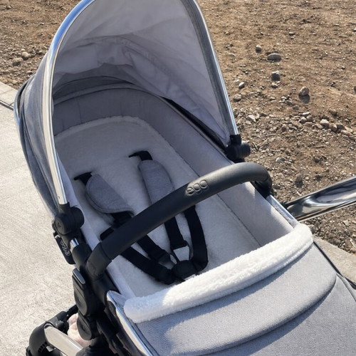 Egg baby stroller like new with bassinet and car seat adapters