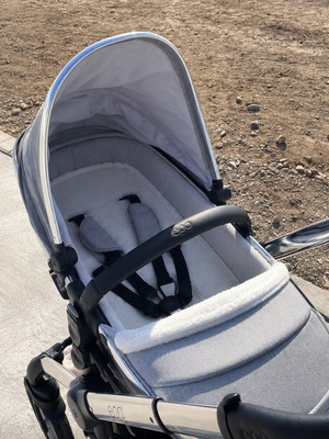 Egg baby stroller like new with bassinet and car seat adapters