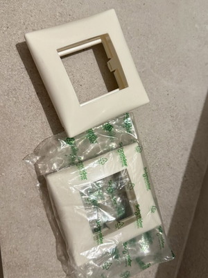 Schneider Electric Ultra Frame with Base for 2-Element Channel New