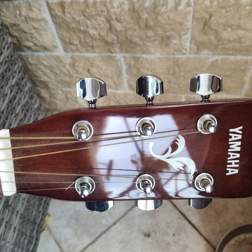 Yamaha F310 acoustic dreadnought guitar like new