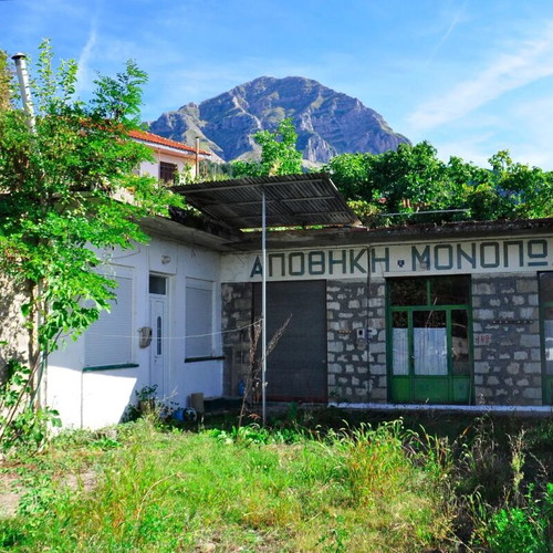 Ακίνητο στα Πράμαντα κοντά στην κεντρική πλατεία με δύο κτίρια
