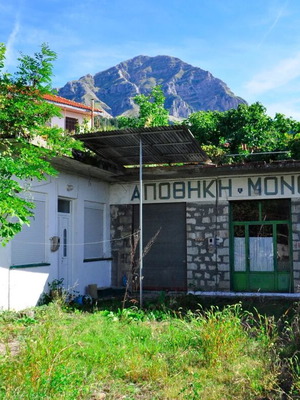Ακίνητο στα Πράμαντα κοντά στην κεντρική πλατεία με δύο κτίρια