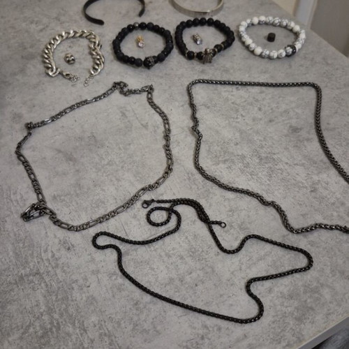 Bracelets and necklaces like new