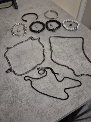 Bracelets and necklaces like new