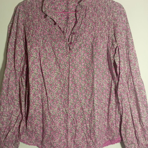 Floral blouse like new, pink with button details and smocking
