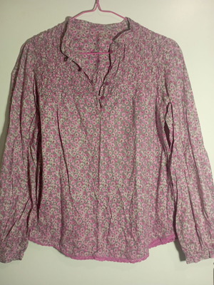 Floral blouse like new, pink with button details and smocking