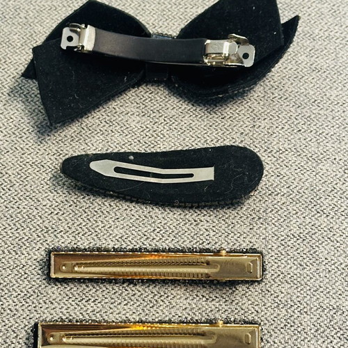 Lynne hair clips like new, black and silver