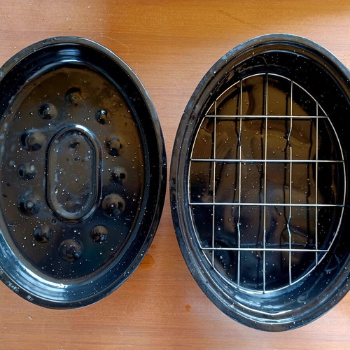 Set of two oval enamel roasting pans with lids, like new