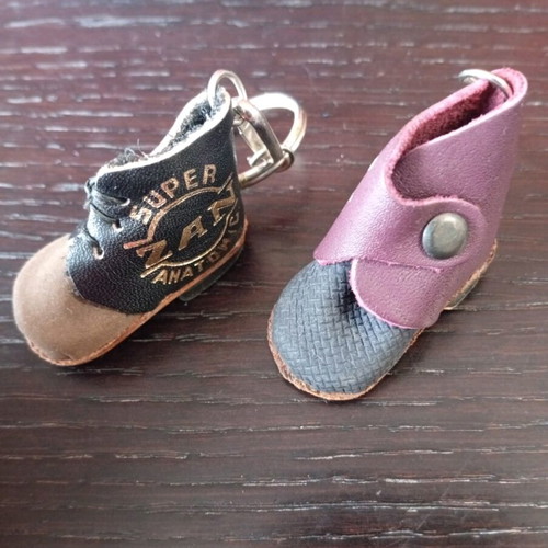 Set of vintage shoe-shaped keychains used, Super Zan Anatomic
