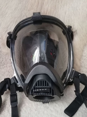Gas mask with panoramic polycarbonate visor, industrial or firefighting use