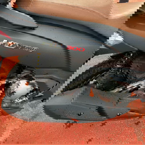 Sym HD 300 2020 σαν καινούργιο, σκούτερ με θύρα USB και αξεσουάρ