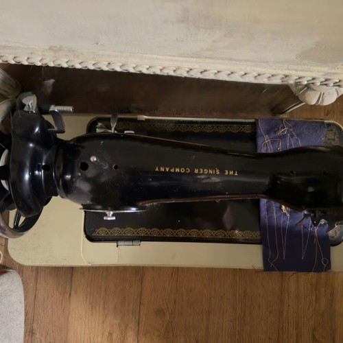 Singer sewing machine used, model 1980, in very good condition
