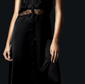Μαύρο σατέν φόρεμα τύπου lingerie