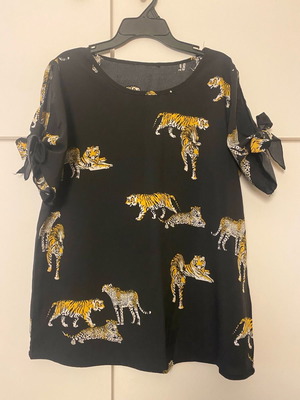 Short-sleeve blouse size S / 36 / 8 with tiger print