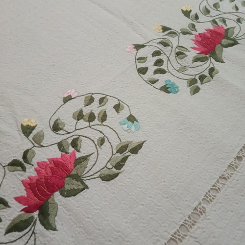 Handmade embroidered vintage table runner 1987 like new