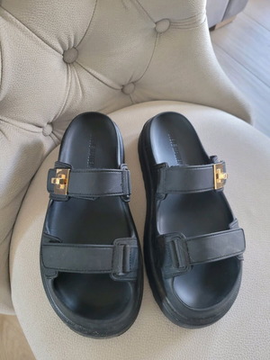 Steve Madden γυναικεία μαύρα σανδάλια πλατφόρμα σαν καινούργιο με χρυσή λεπτομέρεια
