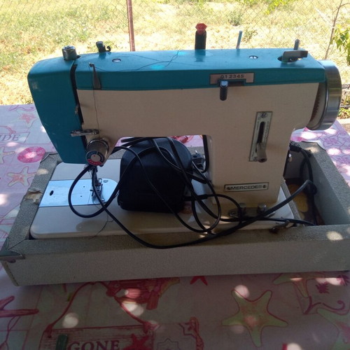 Mercedes electric sewing machine with lighting and case