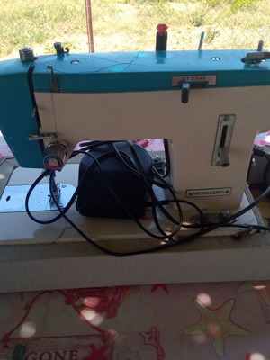 Mercedes electric sewing machine with lighting and case