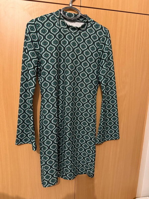 Trendyol midi dress like new with geometric pattern and long sleeves