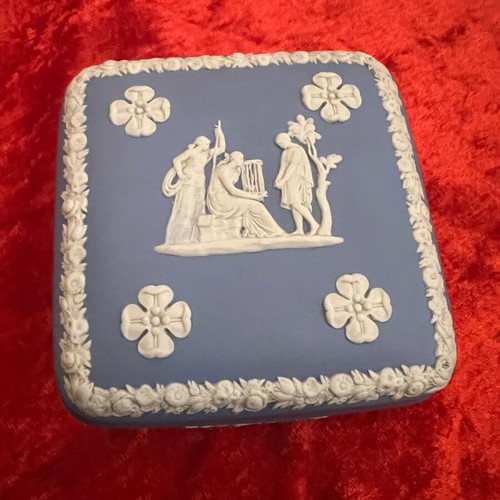 Wedgwood Jasperware porcelain box like new