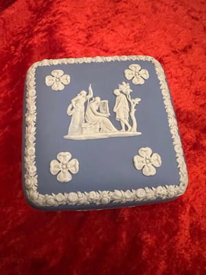 Wedgwood Jasperware porcelain box like new