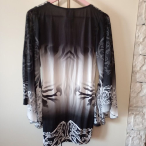 Blouse women's size M new, colorful, light and airy