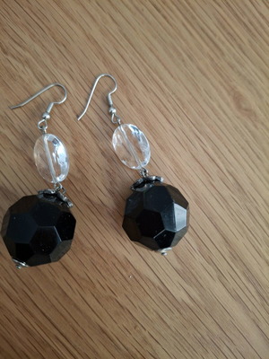 Dangling earrings like new with transparent and black balls