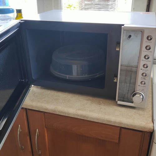Rohnson Microwave Oven like new, fully functional