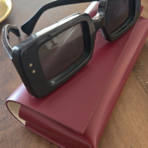 Gucci Sunglasses like new, black, original with box and accessories