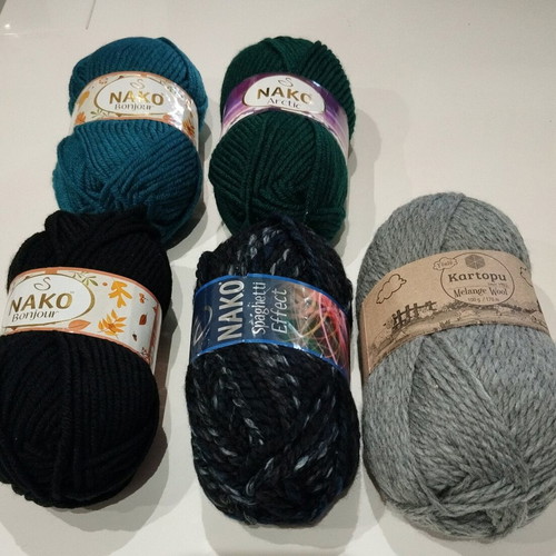Knitting yarn new, pack of 5 pieces