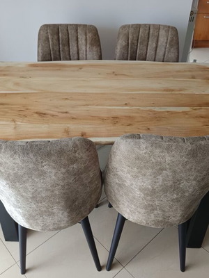 Acacia wood table with 4 chairs like new set