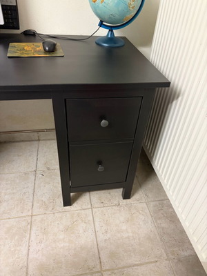 Γραφείο Hemmes IKEA σαν καινούργιο, ξύλινο σκούρο καφέ 0,65x1,55