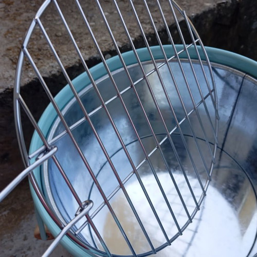 Small grill with double handle and grate