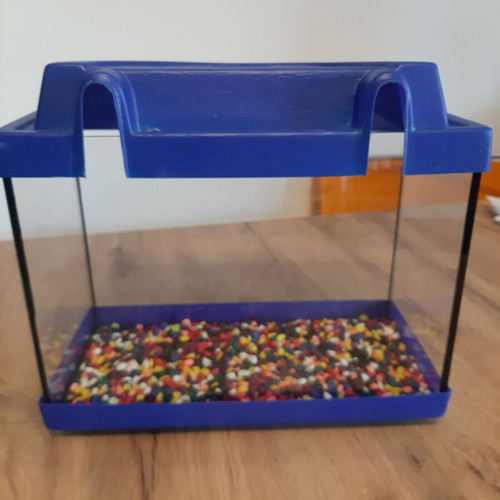 Glass aquarium like new with colorful gravel 9 lt