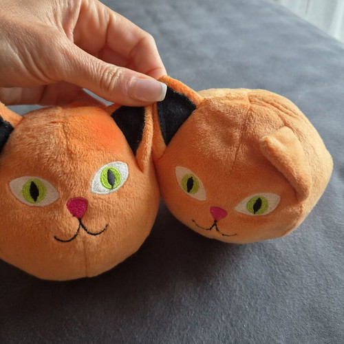 Set of 2 plush cats like new, 13cm diameter each