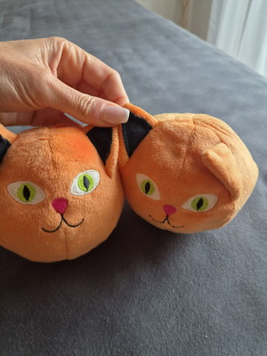 Set of 2 plush cats like new, 13cm diameter each