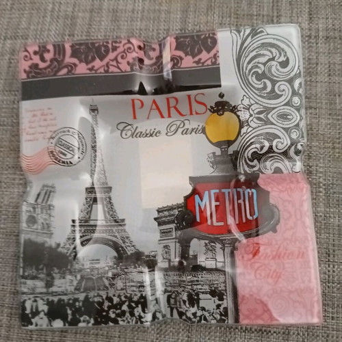 Glass ashtrays like new with Paris and London theme