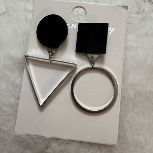 Earrings new silver color with pouch
