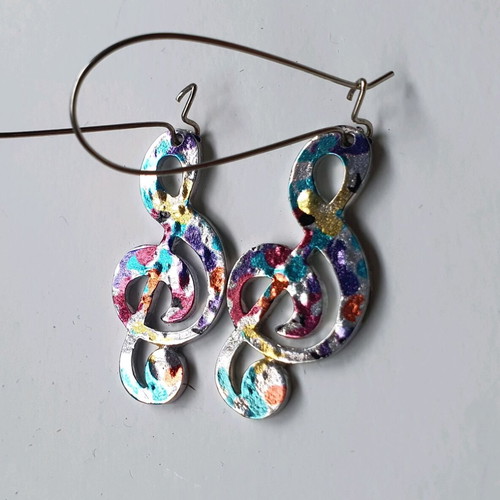 Treble clef earrings hanging with colors