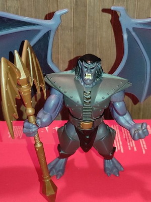 Gargoyles Mighty Roar Golliath used with accessories Kenner 1995