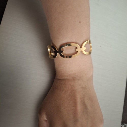 Steel bracelet gold color new, does not tarnish