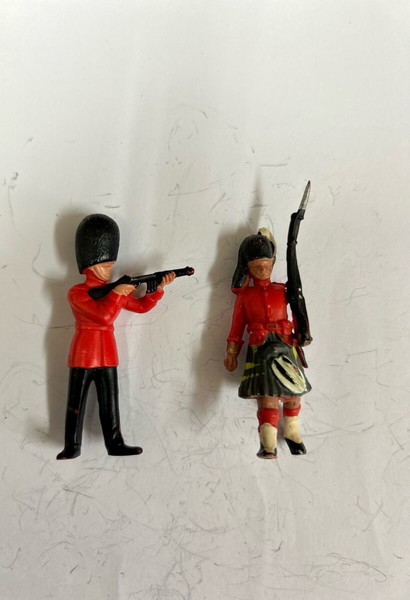 Πακέτο 2 Πλαστικά Στρατιωτάκια Britains Guard Soldier Σε καλή κατάσταση - Δεν έχει βάση Τιμή 3 ευρώ
