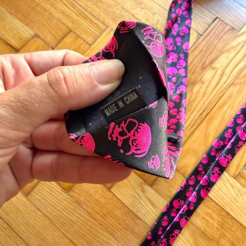 Tie with pink skull pattern, like new