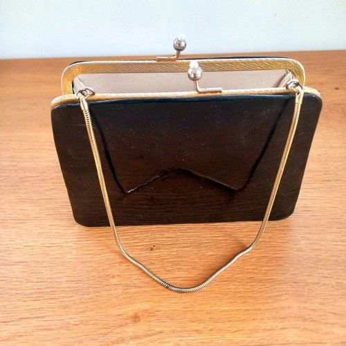 Vintage patent leather handbag used, black with pearl clasp