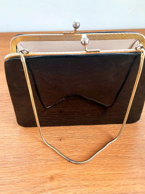 Vintage patent leather handbag used, black with pearl clasp