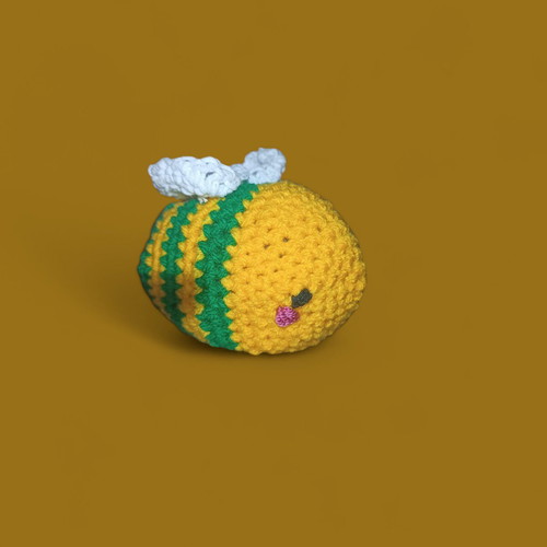 Handmade knitted bee new, with cotton and acrylic yarn